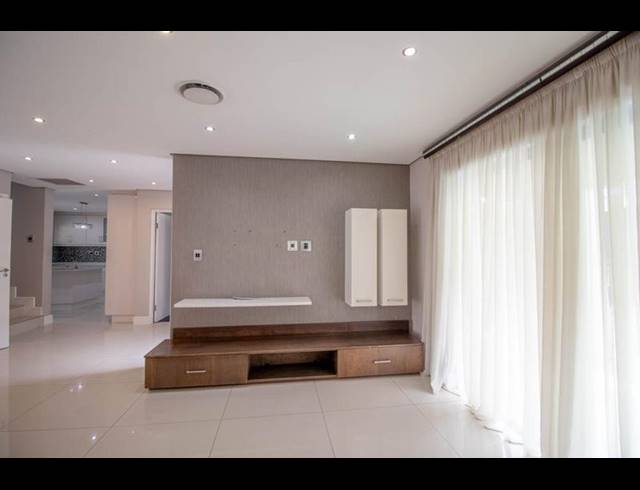 3 BEDROOM TOWNHOUSE FOR SALE IN IZINGA ESTATE